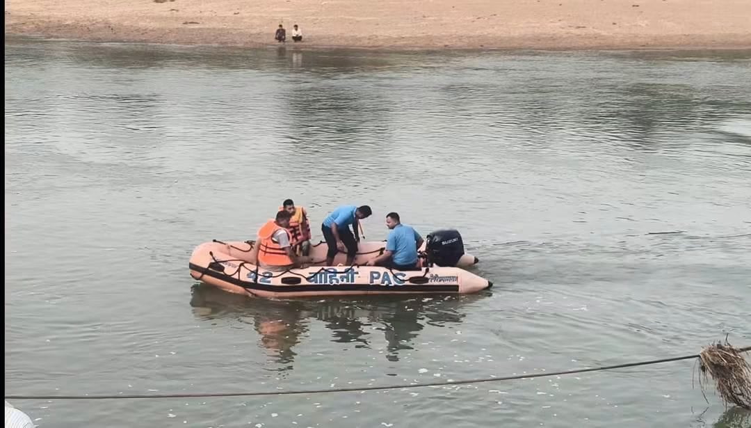 Mahoba News: नदी में डूबे बालक का सुराग नहीं, तलाश जारी