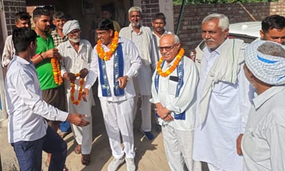 फोटो 08जेएनडी03-नरवाना क्षेत्र में दौरे के दौरान कार्यकर्ताओं से मिलते हुए बसपा प्रदेशाध्यक्ष क