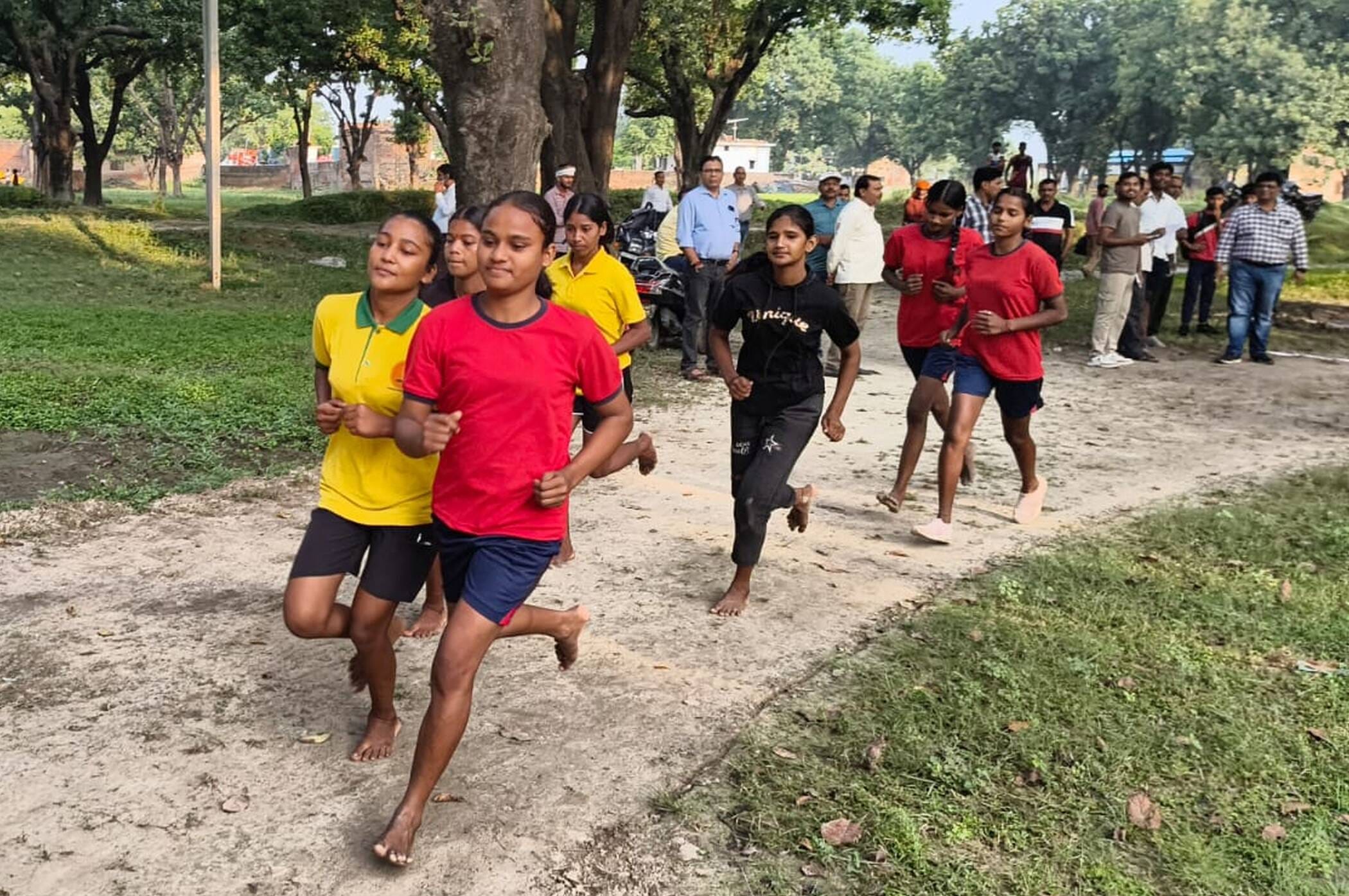 फोटो-21-धाता इंटर कॉलेज मैदान में आयोजित प्रतियोगिता में प्रतिभाग करतीं छात्राएं। संवाद