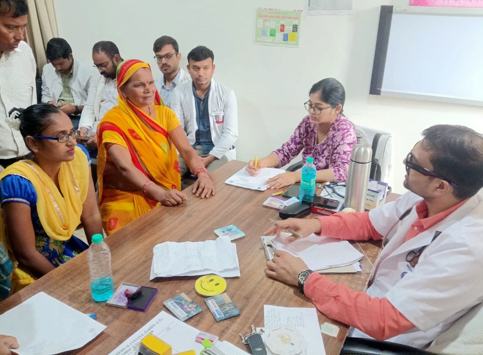 फोटो- 23- मानसिक रोग विभाग में मरीजों को परामर्श देते चिकित्सक डॉ. कुंवर अखिलेश। संवाद