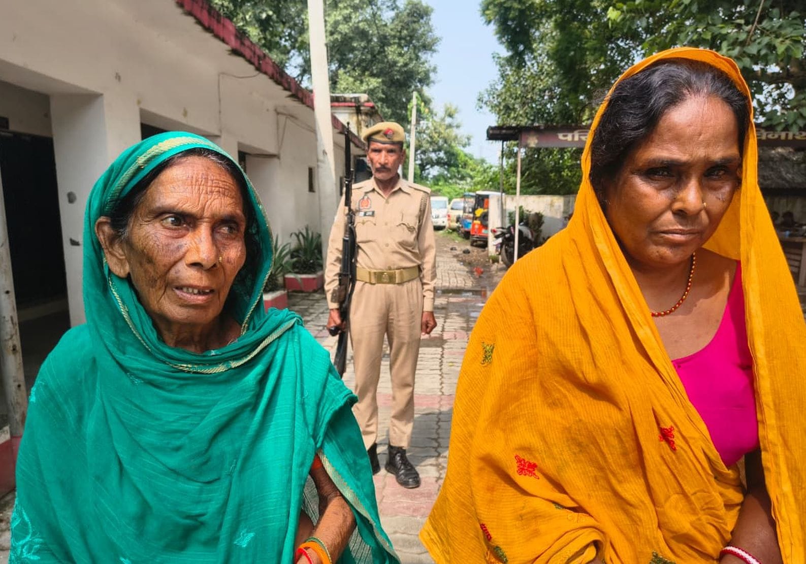 फोटो- 27- शहर कोतवाली में बैठी गांजा तस्करी की गिरफ्तार आरोपी महिलाएं। संवाद