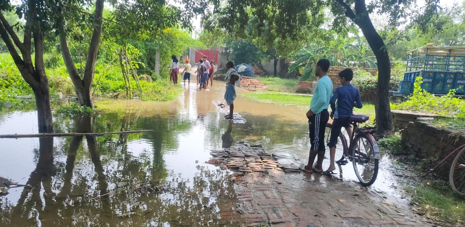 फोटो 29: कटियारी क्षेत्र में बाढ़ कम होने के बाद गांव में गंदगी और भरा पानी। संवाद