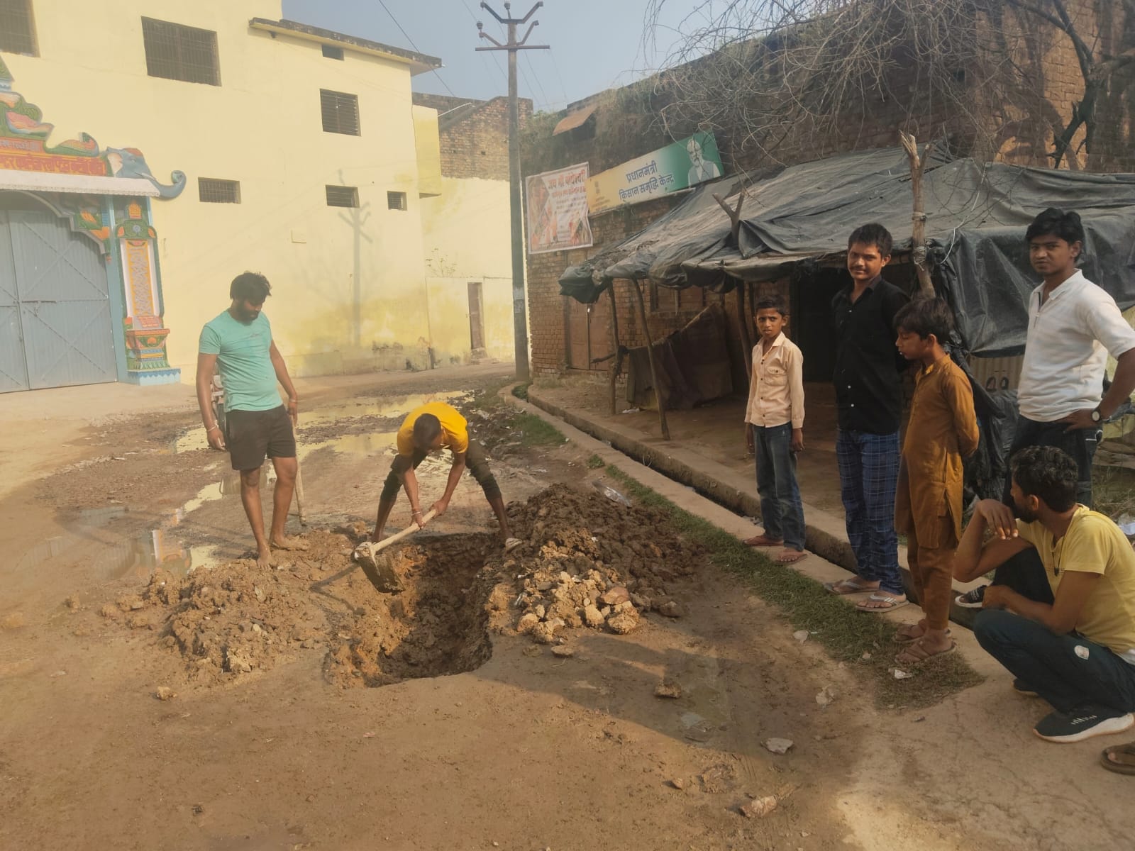 फोटो -8- क्षतिग्रस्त पाइपलाइन को ठीक करते ग्रामीण। संवाद
