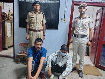 फोटो नंबर-17पुलिस गिरफ्त में आरोपित। स्रोत: प्रवक्ता