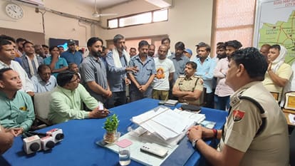 फोटो नंबर- 36थाना प्रबंधक के समक्ष शिकायत दर्ज करवाते ऑटो चालक।