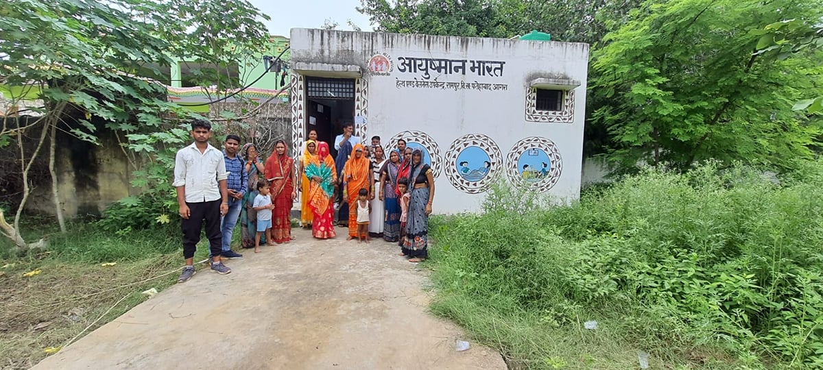 Agra News: सीएचओ के धरने से आयुष्मान आरोग्य मंदिरों पर लटके ताले, मरीज परेशान