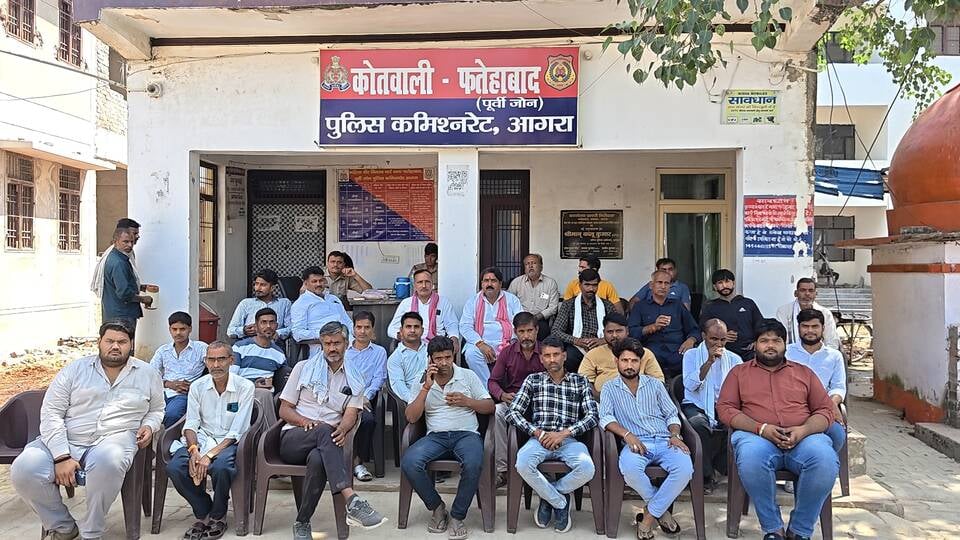 Agra News: आगरा प्रदर्शन में जा रहे सपाइयों को पुलिस ने पकड़ा, थाने में किया नजरबंद