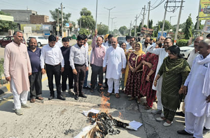 फतेहाबाद। कांग्रेस नेता राहुल गांधी का पूतला फूंकते भाजपा कार्यकर्ता। प्रवक्ता