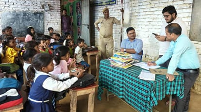 गैर मान्यता प्राप्त विद्यालयों की जांच करते अधिकारी।- 