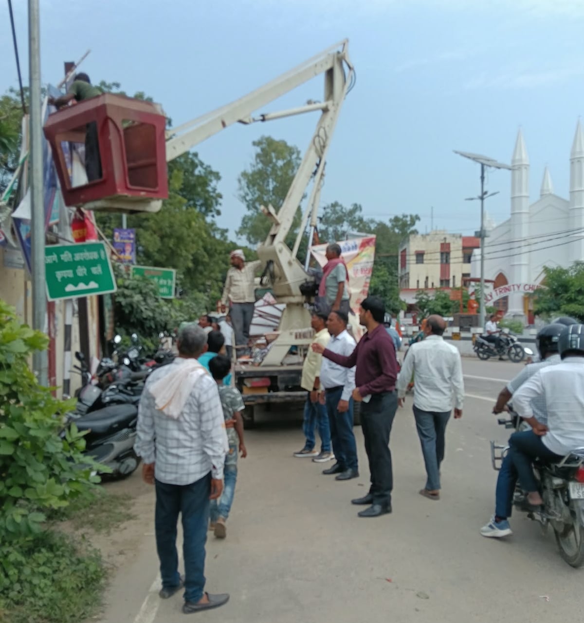 Azamgarh News: नगरपालिका ने अवैध होर्डिंग के खिलाफ शुरू किया अभियान