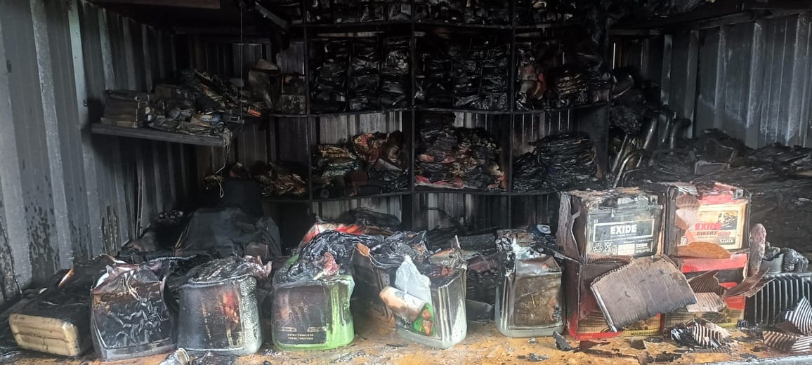 घोसी कोतवाली क्षेत्र के भटमिला बाजार में गुरुवार की देर रात अज्ञात कारणों से ऑटो पार्ट्स की दुक
