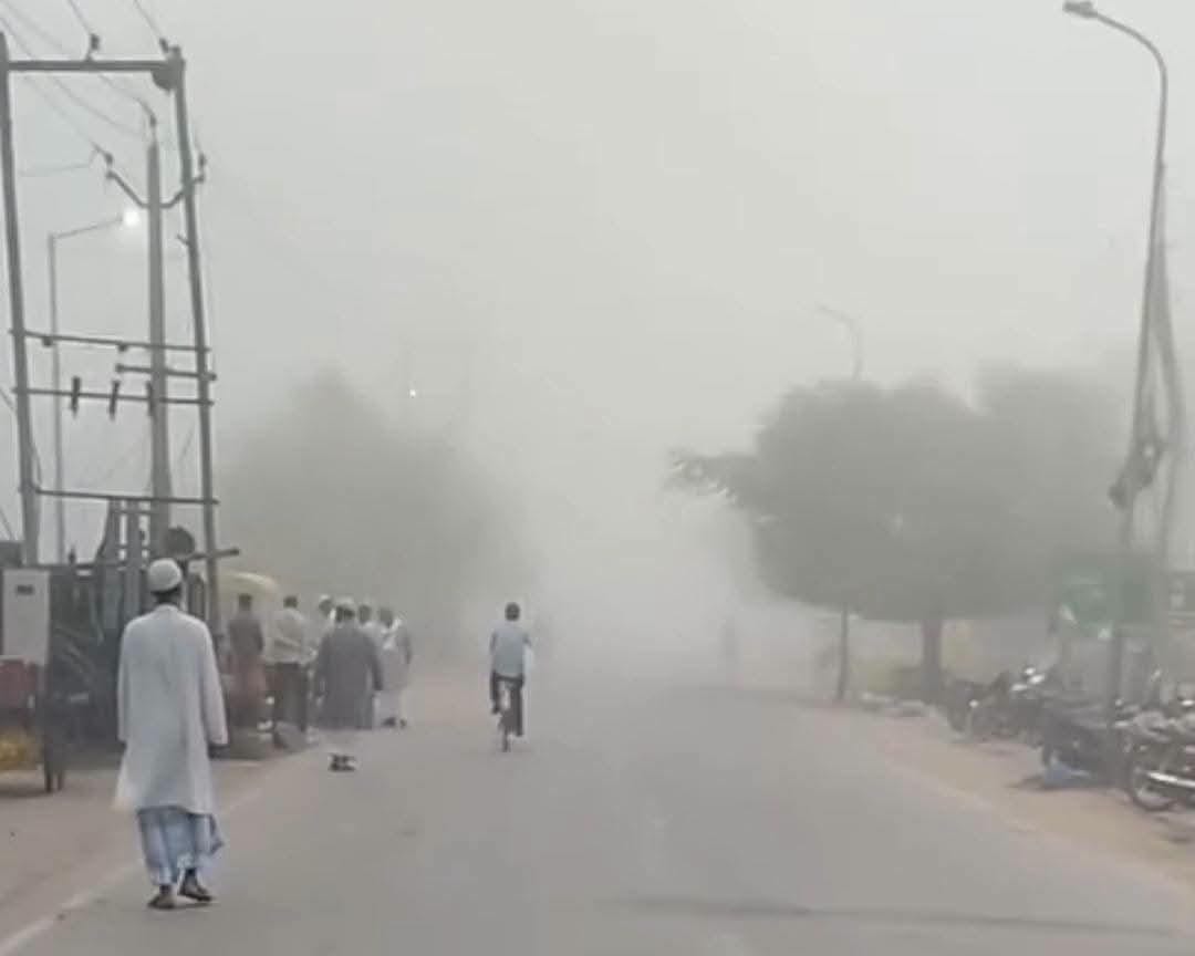 घोसी तहसील क्षेत्र के इलाकों में कोहरा के कारण छाया धुंध।