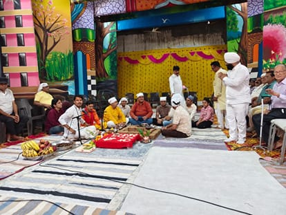 हवन में शामिल होते प्रधान तरुण गांधी व अन्य। स्रोत : सभा