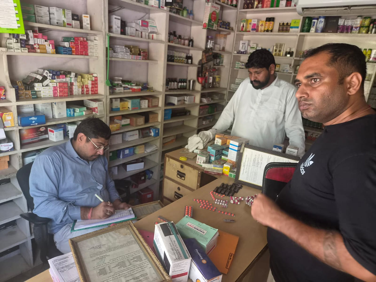 जगमालवाली में मेडिकल स्टोर पर दस्तावेज जांचते अधिकारी। 