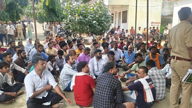 Ghazipur News: मारपीट के विरोध में दुकानों को बंद करके व्यापारियों ने किया प्रदर्शन