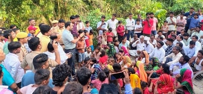 Sitapur News: खंभे उठाने पहुंचे बिजलीकर्मी तो भड़के ग्रामीण