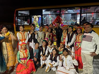 जिला स्तरीय लोक नृत्य प्रतियोगिता की विजेता ददाहू स्कूल की टीम। सवाद