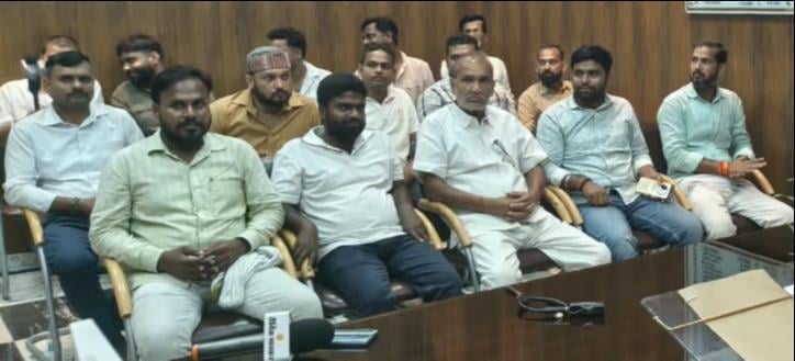 Ballia News: डीएम से आश्वासन के बाद छात्र कर्फ्यू और बलिया बंद स्थगित