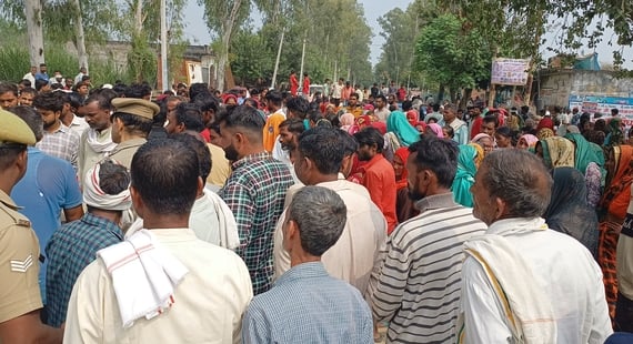Bijnor News: ट्रैक्टर से कुचलकर तीन लोगों की हत्या में दिनभर चला हंगामा, लगाया जाम