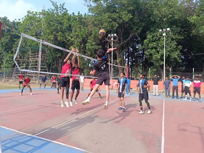 जम्मू विश्वविद्यालय में इंटर कॉलेज वॉलीबाल प्रतियोगिता का मुकाबला खेलते खिलाड़ी। विभाग
