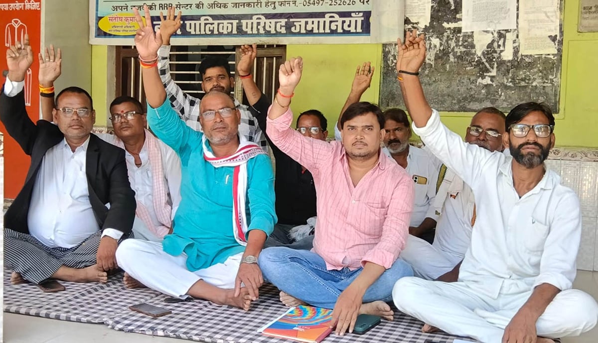 Ghazipur News: नए गृहकर को समाप्त करने का निर्णय नहीं हुआ 
लागू, सभासदों का अनिश्चितकालीन धरना शुरू