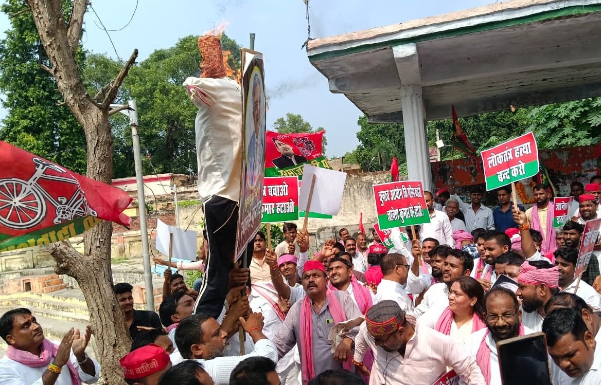 Bhadohi News: कार्यकर्ताओं ने मुख्य चुनाव आयुक्त को हटाने की मांग की