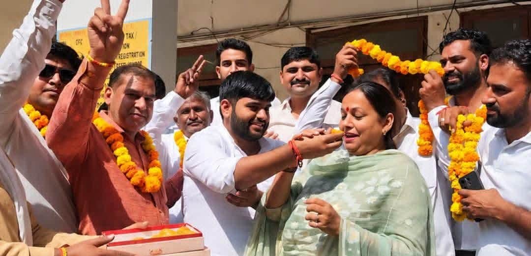 जीत की खुशी पर निखिल मांढैया भाजपा जिलाध्यक्ष वंदना पोपली को मिठाई खिलाते। संवाद