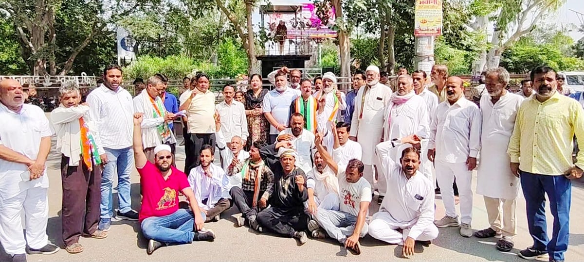 Firozabad News: कांग्रेसियों ने काली पट्टी बांधकर किया प्रदर्शन