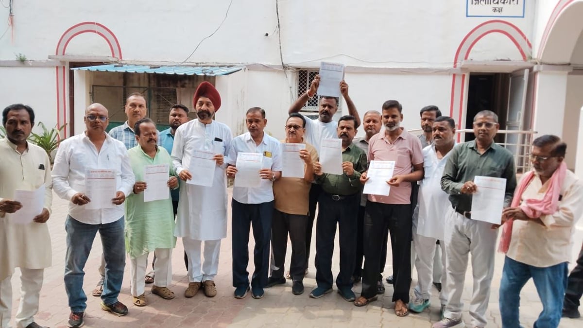 Raebareli News: व्यापारियों ने कलेक्ट्रेट में किया प्रदर्शन
