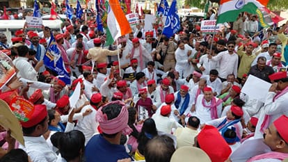 कलेक्ट्रेट में मुख्य चुनाव आयुक्त के खिलाफ प्रदर्शन करते समाजवादी पार्टी े लोग। स्रोत- संवाद