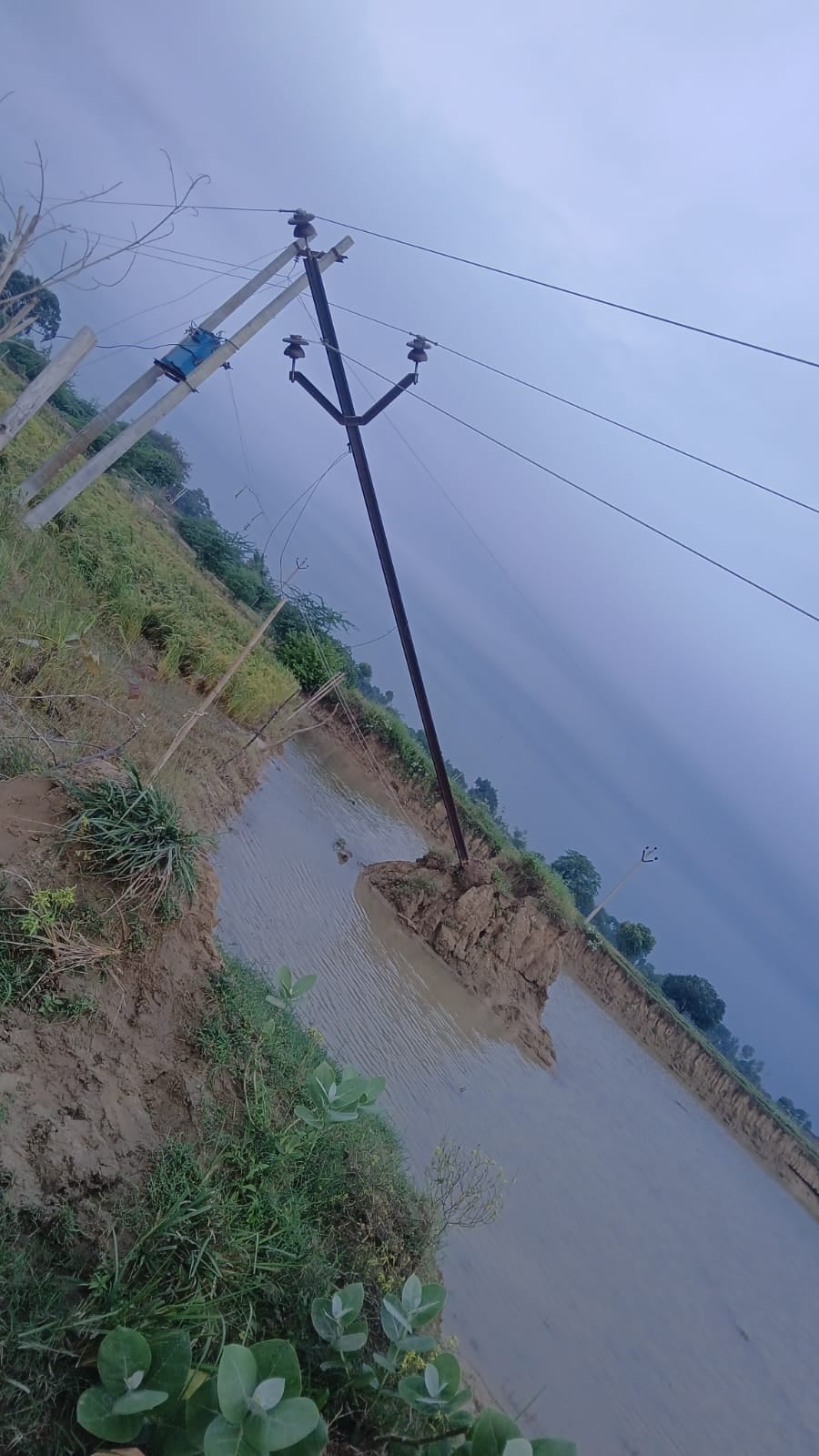 Shahjahanpur News: पटरी से उतरी बिजली व्यवस्था, कलान में 20 घंटों से आपूर्ति ठप