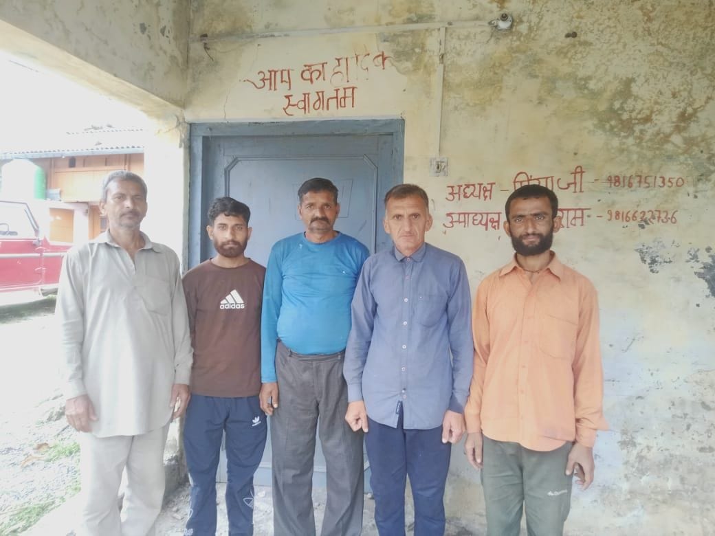कलाथा में वह कमरा जहां खुली थी आयुर्वेद डिस्पेंसरी, वहां पर खड़े स्थानीय ग्रामीण। संवाद