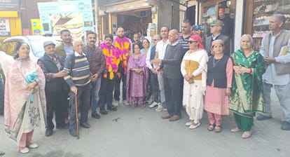 कुमारसैन में सेनेटरी नैपकिन एवं बेबी डायपर वेस्ट इंसीनरेटर मशीन का उद्घाटन करते एसडीएम मुकेश शर