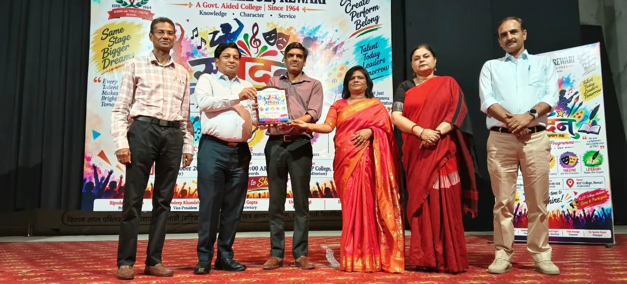 कार्यक्रम के दौरान डॉ. राजेश बंसल को सम्मानित करतीं प्राचार्या डॉ. कविता गुप्ता। स्त्रोत: कॉलेज