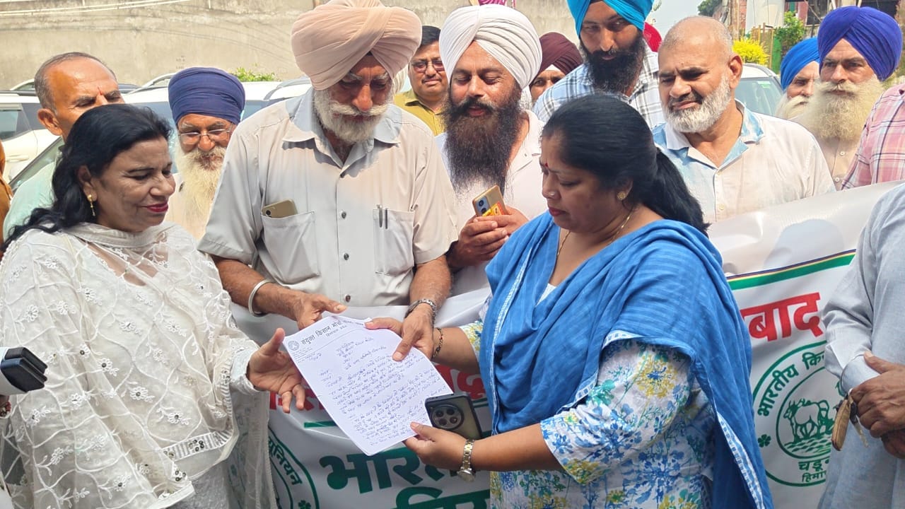 किसान संगठन पांवटा साहिब में कृषि विभाग कार्यालय का घेराव के दौरान  उप मंडल मृदा संरक्षण अधिकार