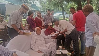 - कृषि मंत्री प्रो. चन्द्र कुमार जवाली  में  जनसमस्याएं सुनते हुए । जागरूक पाठक