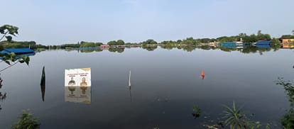 कुड़ियाघाट के पास स्थित लखनऊ क्रिकेट एकेडमी के स्टेडियम पानी भरा।