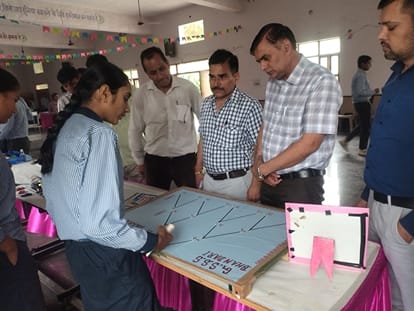 खंड स्तरीय प्रदर्शनी में मॉडल का निरीक्षण करते डीएमएस रणवीर व अन्य। - संवाद