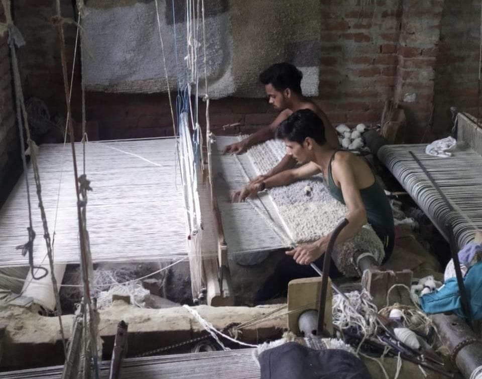 खैराबाद में प्लास्टिक बोतल को रीसाइक्लिंग करके धागे से बनी पेटयार्न की दरियां ।