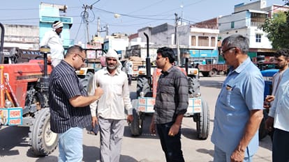 लोहारू में वाहनों के कागजात जांचते सचिव विवेक पंघाल
