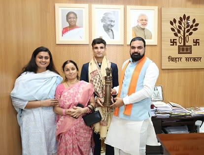 लोकभवन में मुख्यमंत्री और खेल मंत्री से सम्मानित होने के बाद गांव लौटने पर बॉबी कुमार का भव्य स्वागत किया गया।