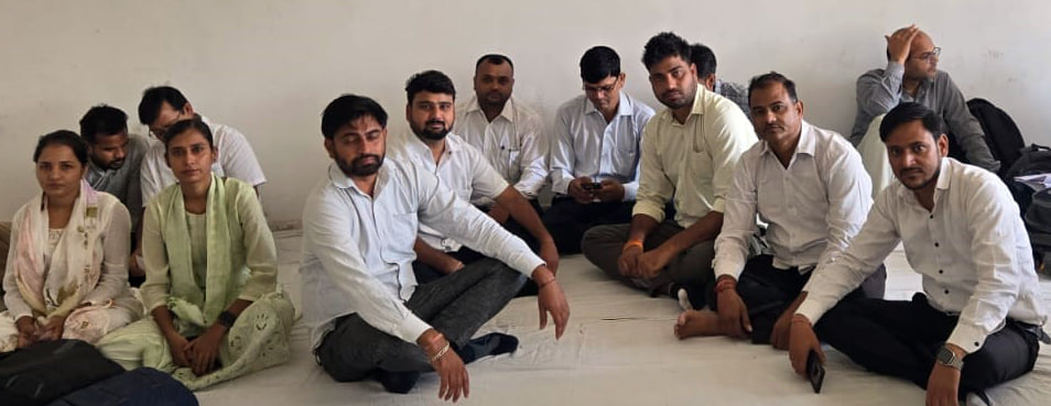 Agra News: लेखपालों का ऑनलाइन कार्य बहिष्कार, भर्ती अभ्यर्थियों की बढ़ीं मुश्किलें