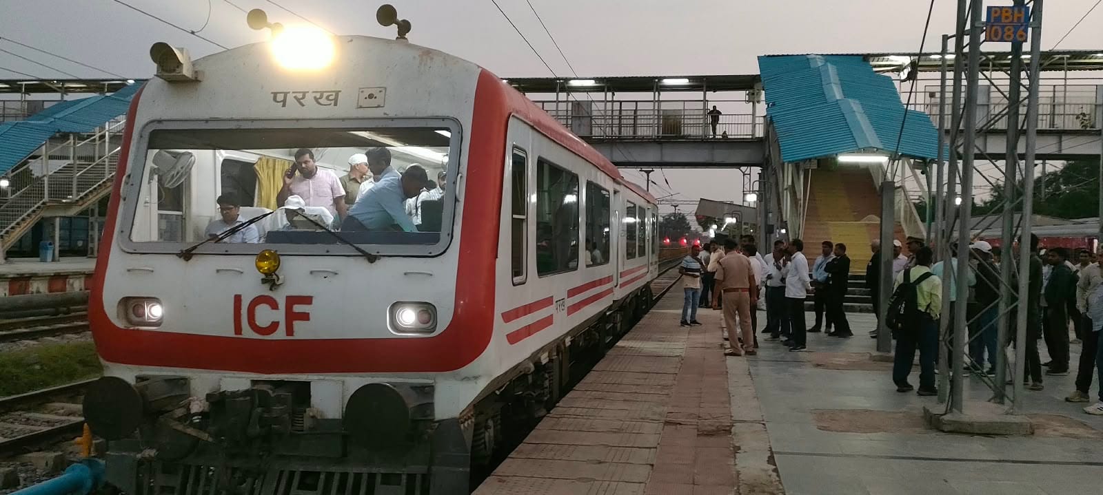 मां बेल्हा देवी धाम प्रतापगढ़ जंक्शन विशेष ट्रेन से निरीक्षण को पहुंचे डीआरएम। संवाद