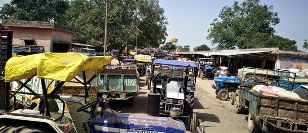 Hathras News: किसानों के लिए फिर खुली मंडी, लगी वाहनों की कतार