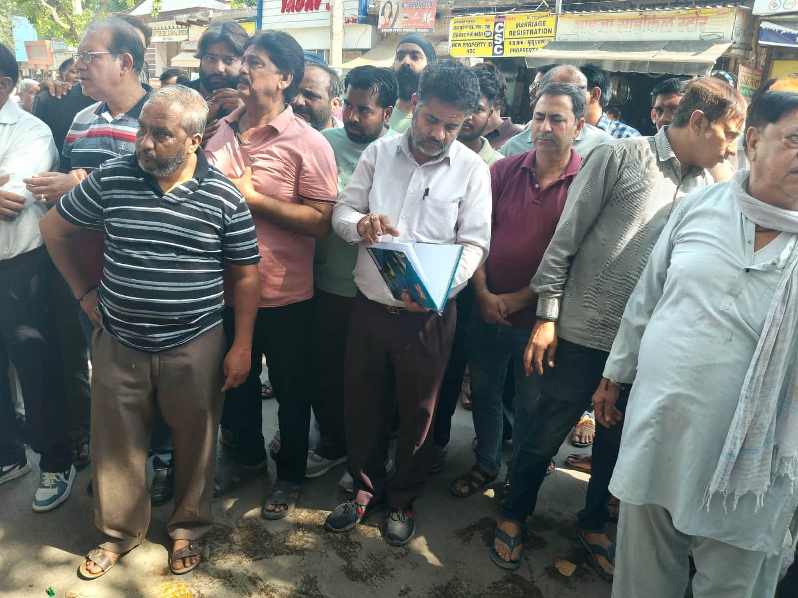 मांगों को लेकर ज्ञापन देने के लिए पहुंचे व्यापारी। संवाद