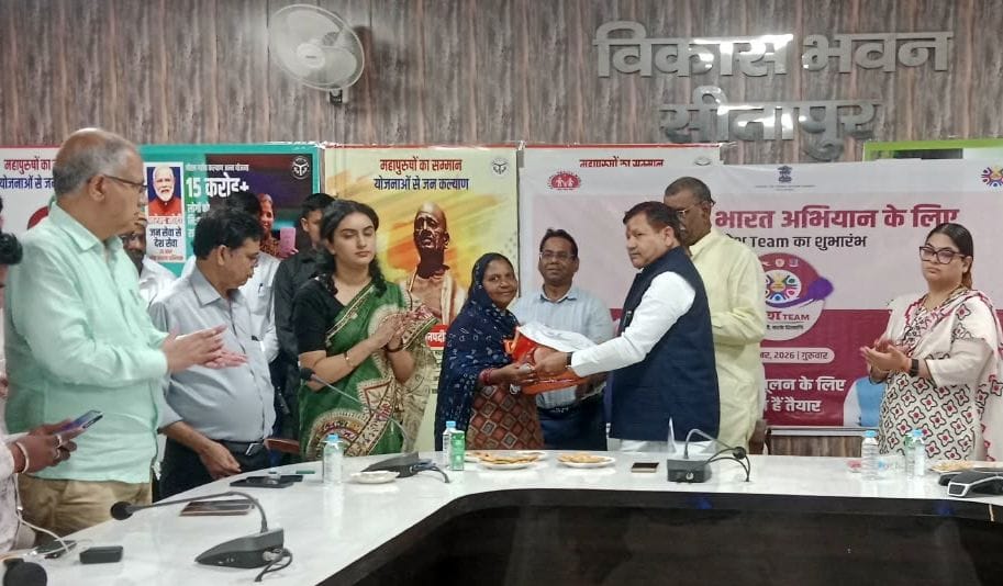 महिला को पोषण पोटली देते राज्यमंत्री।
