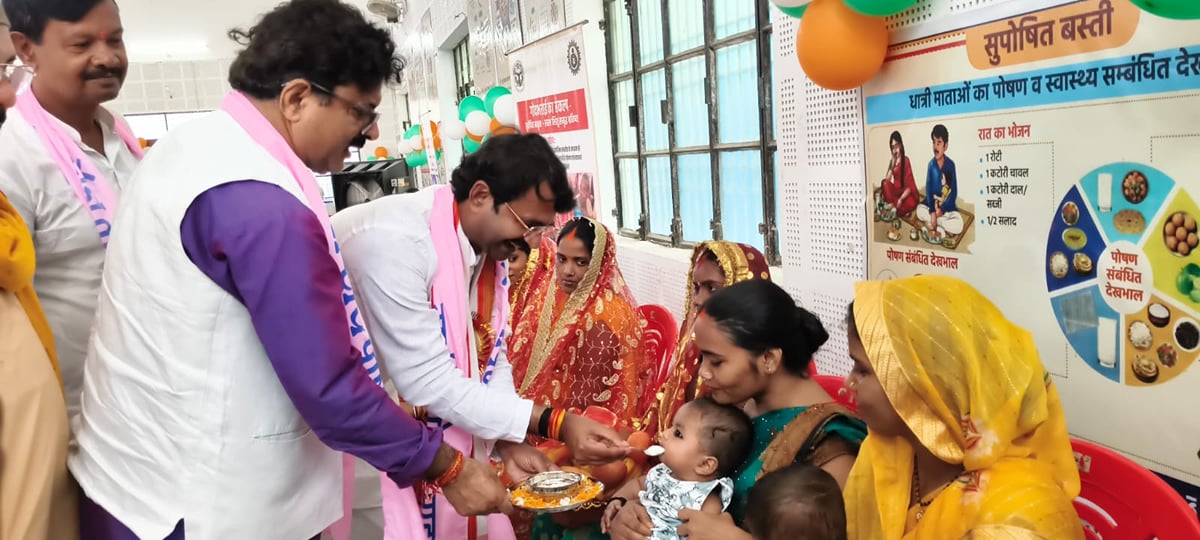 Basti News: फर्श पर बैठे अधिकारी और जनप्रतिनिधि, साथ किया पोषण भोज