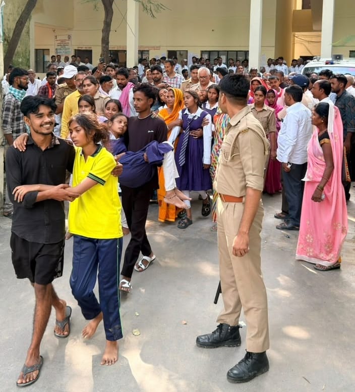 मेंहनगर क्षेत्र के मालपार गांव के पास स्कूल के बाहर दो छात्राओं के बीच मारपीट के बाद जुटी भीड़।