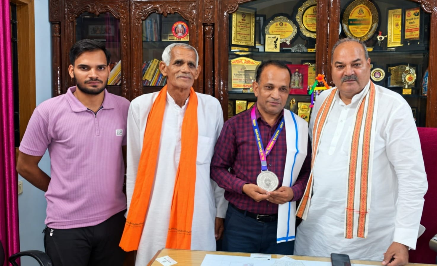 मुकेश कुमार को सम्मानित करते विधायक। स्रोत : प्रवक्ता