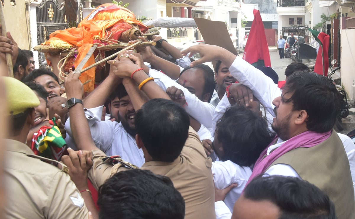 Prayagraj News: सपा ने ज्ञानेश कुमार को हटाने के लिए किया प्रदर्शन